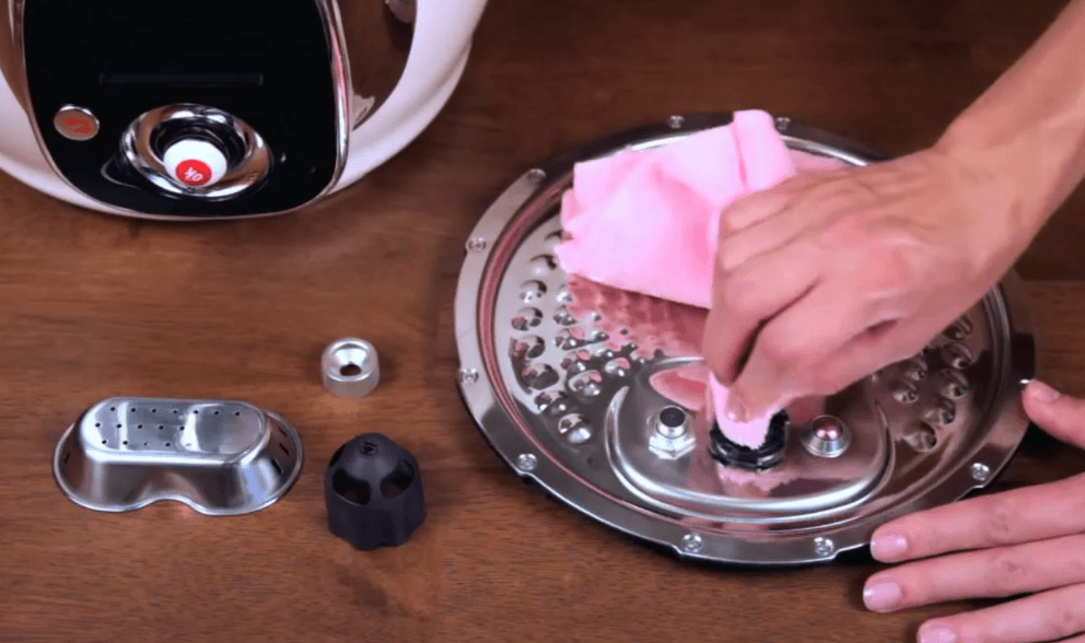 How to clean the lid of a multicooker